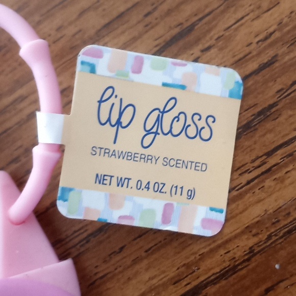 Strawberry scented Lip Gloss - Picture 3 of 7